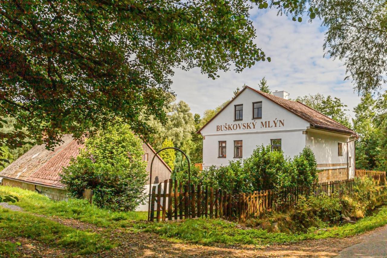 Buskovsky Mlyn 1580 Hotel Dolní Bousov Kültér fotó