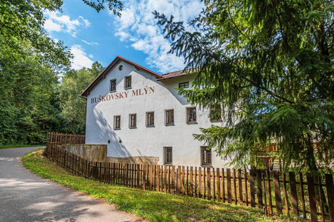 Buskovsky Mlyn 1580 Hotel Dolní Bousov Kültér fotó