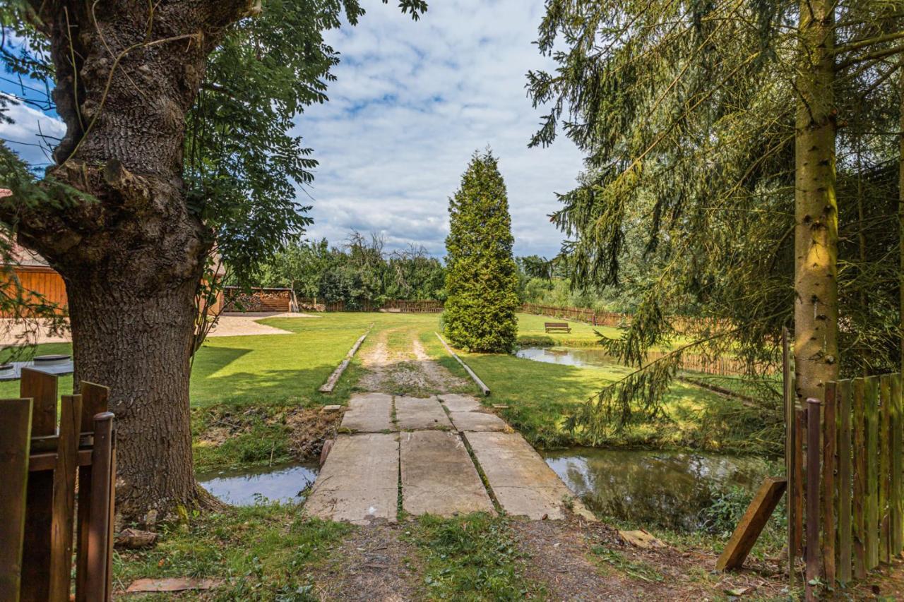 Buskovsky Mlyn 1580 Hotel Dolní Bousov Kültér fotó