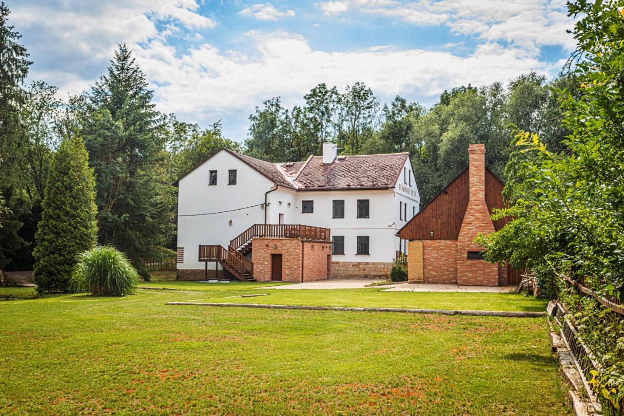 Buskovsky Mlyn 1580 Hotel Dolní Bousov Kültér fotó
