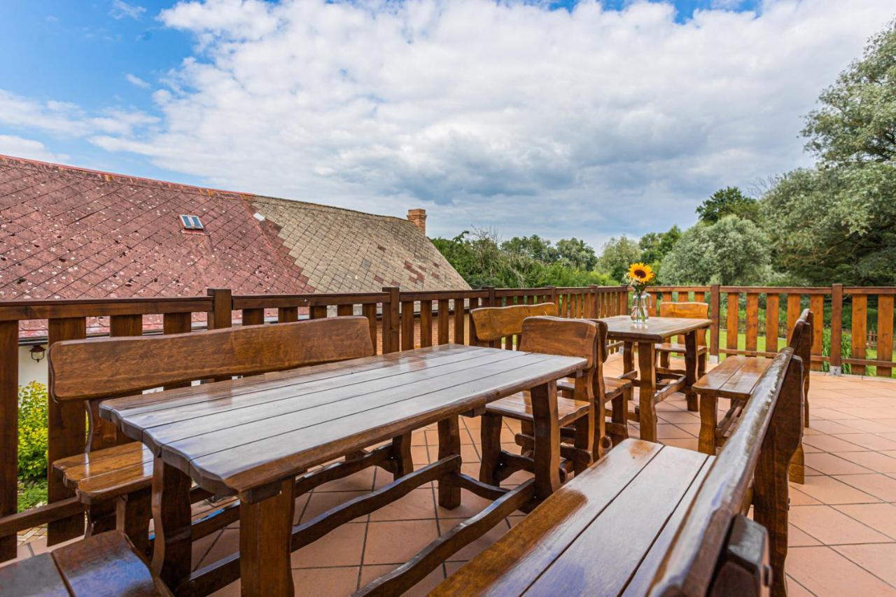 Buskovsky Mlyn 1580 Hotel Dolní Bousov Kültér fotó