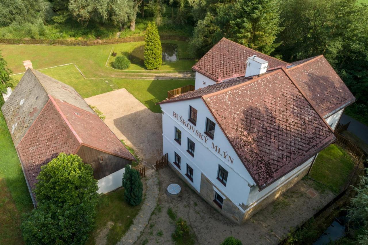 Buskovsky Mlyn 1580 Hotel Dolní Bousov Kültér fotó