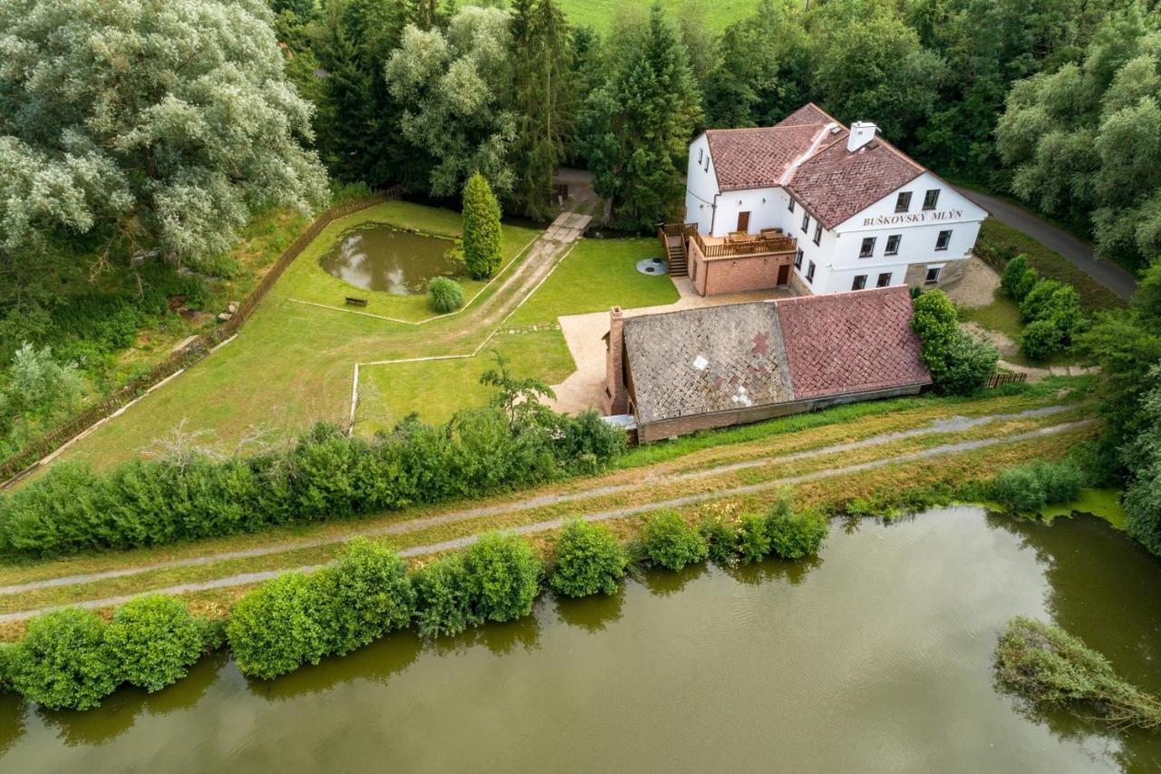 Buskovsky Mlyn 1580 Hotel Dolní Bousov Kültér fotó